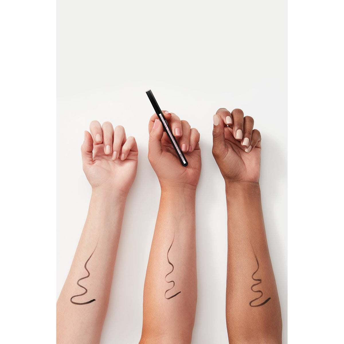 Maybelline Hyper Easy – Eyeliner Liquido in Penna con Punta Flessibile e Impugnatura Esagonale
